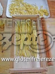 Hausgemachte Spaghetti Mit Der Chitarra-nudelmaschine